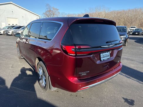 Used 2023 Chrysler Pacifica Touring-L image 5