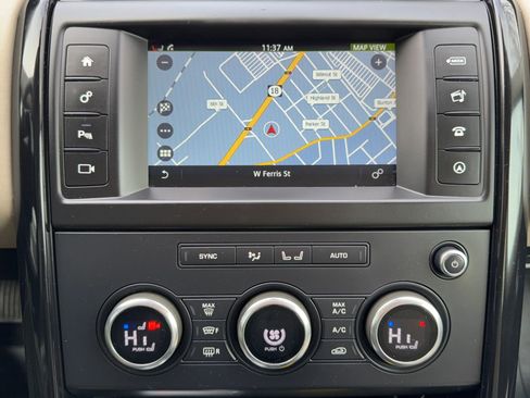 Used 2017 Land Rover Discovery SE image 26