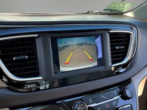 Used 2018 Chrysler Pacifica Touring-L FWD image 13