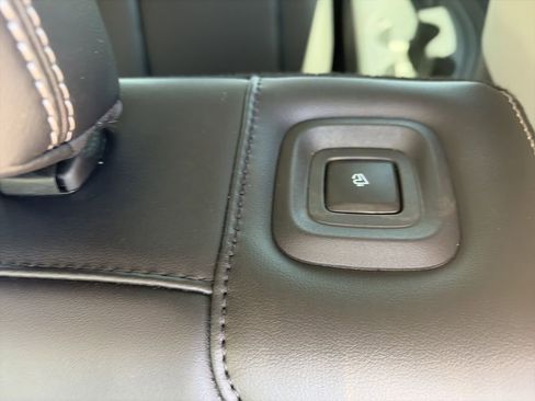 Used 2025 Ford Expedition Platinum AWD/4WD image 32
