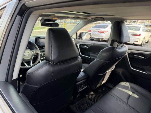 Used 2021 Toyota RAV4 XLE Premium AWD/4WD image 21