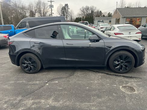 Used 2024 Tesla Model Y Long Range image 4