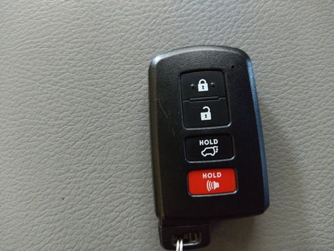 Used 2018 Toyota Highlander Limited Platinum FWD image 32