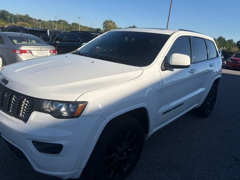 Used 2019 Jeep Grand Cherokee Altitude AWD/4WD image 6