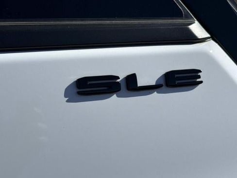 Used 2023 GMC Terrain SLE w/ Driver Convenience Package FWD image 12