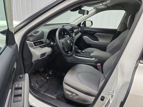 Used 2020 Toyota Highlander L AWD/4WD image 28