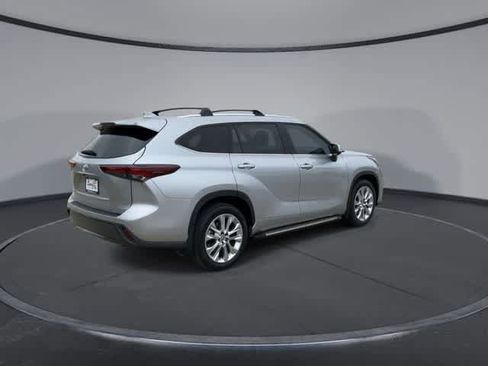 Used 2024 Toyota Highlander Limited AWD/4WD image 8