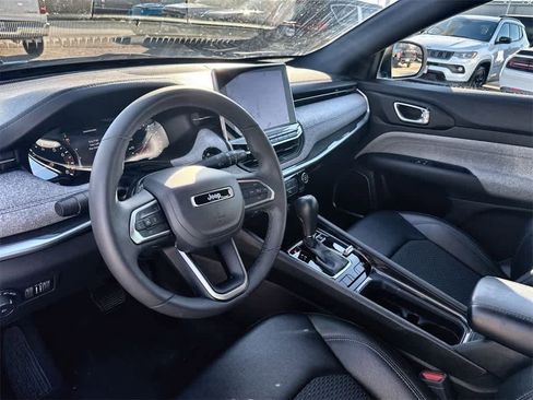 Used 2024 Jeep Compass Latitude image 2