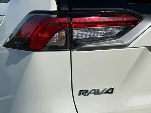 Used 2020 Toyota RAV4 Limited FWD image 12