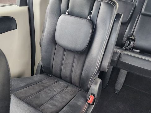 Used 2016 Dodge Grand Caravan SXT FWD image 12