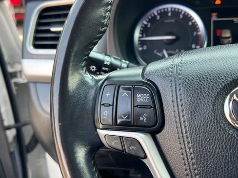 Used 2017 Toyota Highlander XLE w/ Carpet Mat Package AWD/4WD image 22