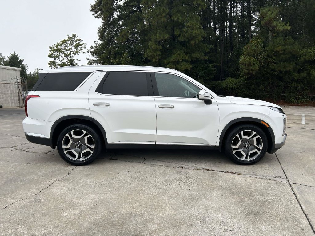 Used 2023 Hyundai Palisade Limited w/ Cargo Package FWD image 2