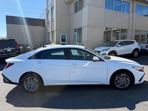 Used 2025 Hyundai Elantra Hybrid FWD image 3