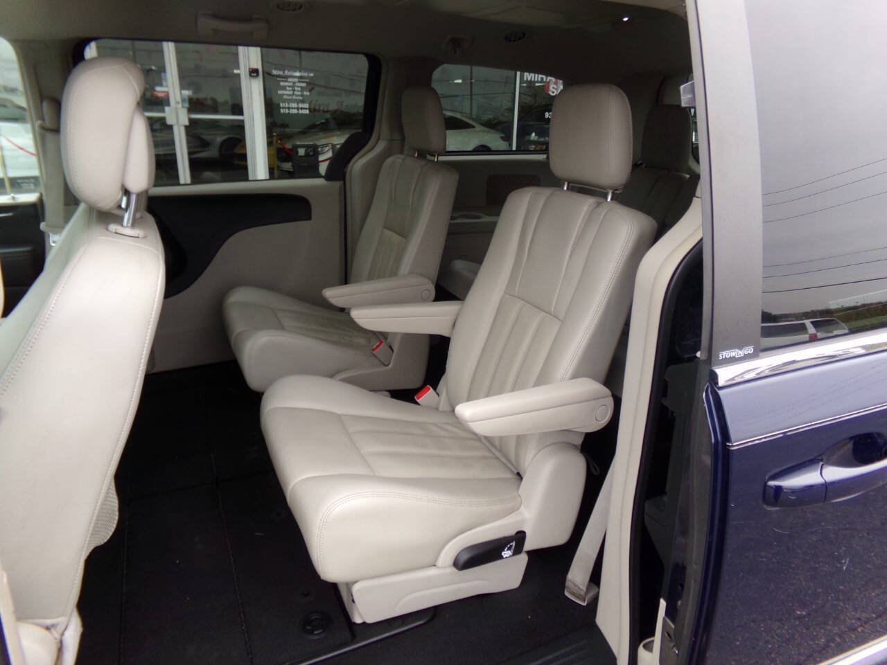 Used 2013 Chrysler Town & Country Touring FWD image 13
