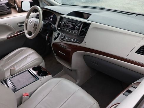 Used 2012 Toyota Sienna XLE image 21