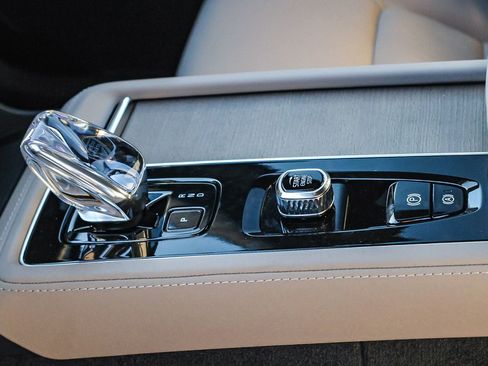 New 2026 Volvo XC90 T8 Plus w/ Protection Package Premier image 28