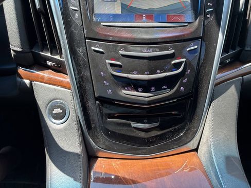 Used 2019 Cadillac Escalade Luxury AWD/4WD image 31
