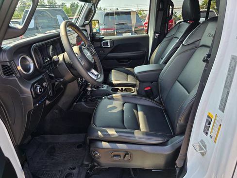 Used 2024 Jeep Wrangler Unlimited Sahara w/ Technology Group AWD/4WD image 19