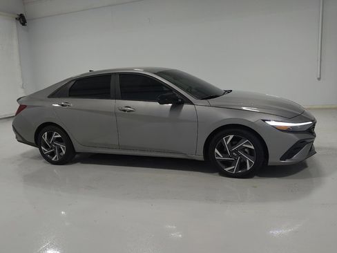 Used 2025 Hyundai Elantra Sport FWD image 11
