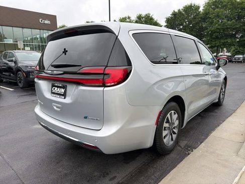 Used 2023 Chrysler Pacifica Touring-L FWD image 8