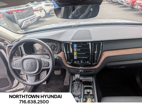 Used 2021 Volvo XC60 T5 Momentum image 10