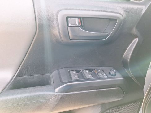Used 2022 Toyota Tacoma SR image 18
