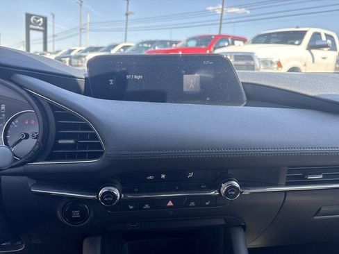 Used 2019 MAZDA MAZDA3 Hatchback w/ Preferred Package image 11