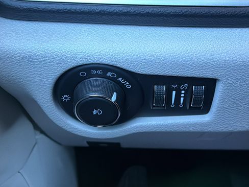 Used 2023 Chrysler Pacifica Touring-L image 32