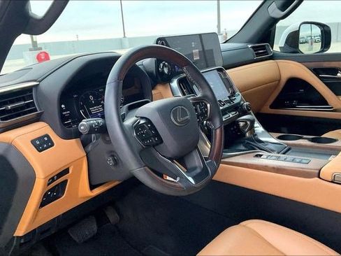 Used 2025 Lexus LX 600 4WD w/ Luxury Package image 7