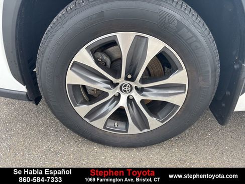 Used 2024 Toyota Highlander XLE image 11