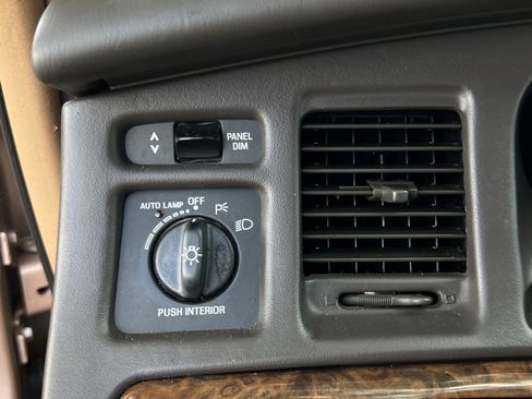 Used 1996 Lincoln Town Car Executive RWD image 28
