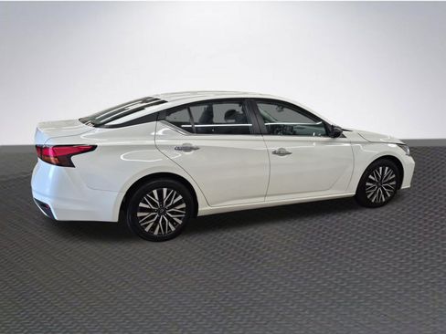 Used 2025 Nissan Altima 2.5 SV FWD image 4