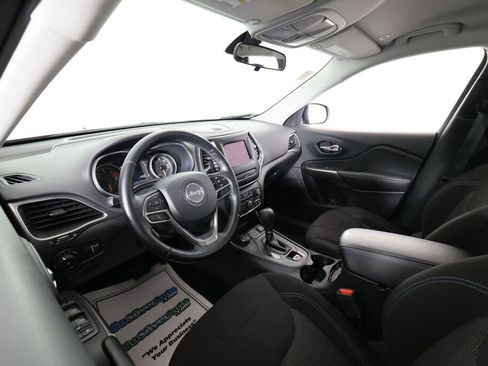 Used 2019 Jeep Cherokee Latitude w/ Cold Weather Group AWD/4WD image 10