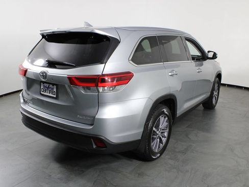 Used 2019 Toyota Highlander XLE AWD/4WD image 3