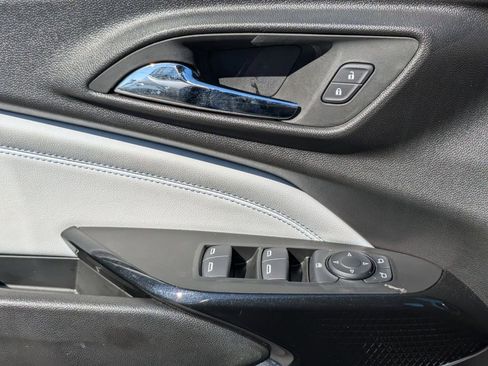 Used 2025 Chevrolet Trax LT w/ LT Convenience Package image 13