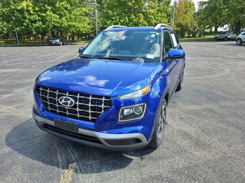 Used 2023 Hyundai Venue SEL FWD image 2