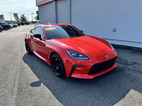 Used 2023 Toyota GR86 Premium w/ ALL Weather Mat Package (TMS) RWD image 4