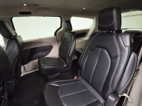 Used 2024 Chrysler Pacifica Touring-L image 20