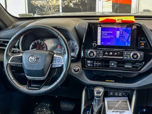 Used 2023 Toyota Highlander XSE FWD image 12