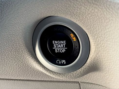 Used 2023 Chrysler Pacifica Touring-L FWD image 18