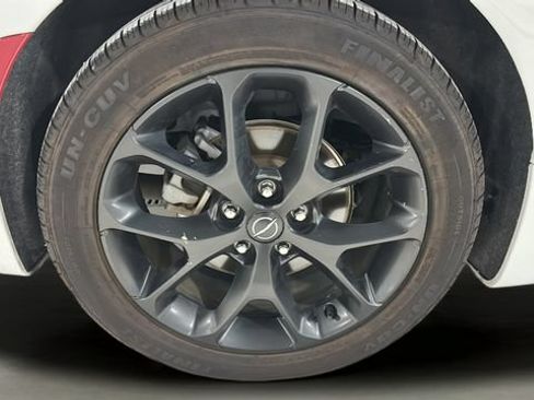Used 2025 Chrysler Pacifica Limited FWD image 39