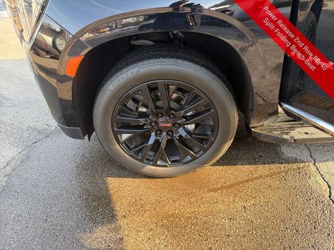 Used 2023 GMC Yukon SLT w/ SLT Luxury Package image 28