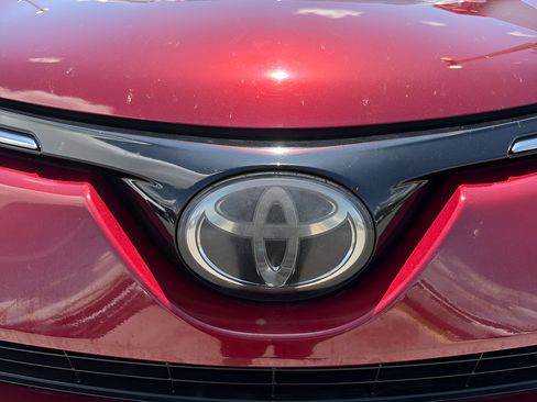 Used 2018 Toyota RAV4 Limited FWD image 39