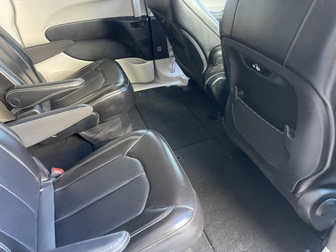 Used 2023 Chrysler Pacifica Touring-L FWD image 24