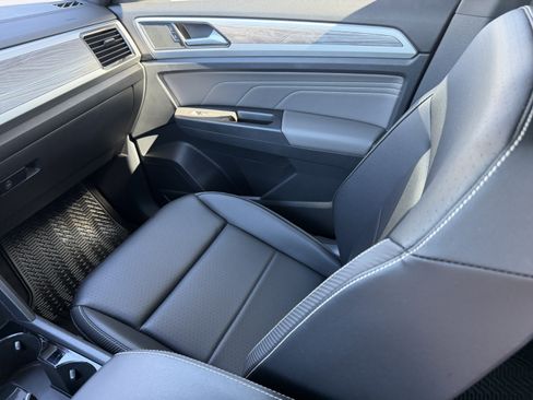 Used 2023 Volkswagen Atlas Cross Sport SE w/ Panoramic Sunroof Package image 17
