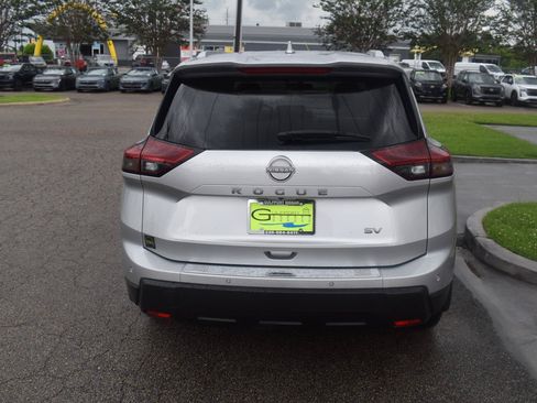 Certified 2024 Nissan Rogue SV w/ SV Premium Package FWD image 10