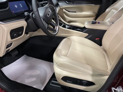 Used 2024 Jeep Grand Cherokee Limited image 9