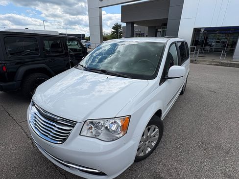 Used 2016 Chrysler Town & Country Touring FWD image 2