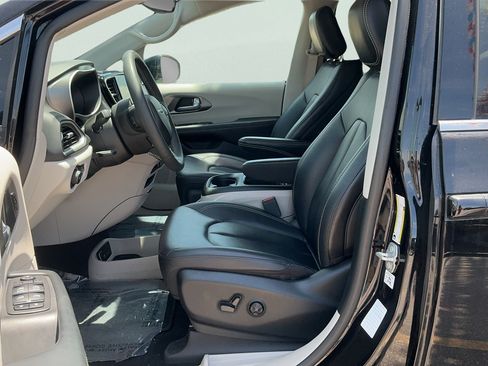 Used 2024 Chrysler Pacifica Touring-L FWD image 17