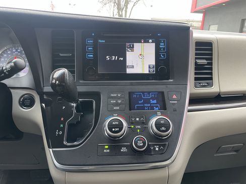 Used 2016 Toyota Sienna Limited image 18